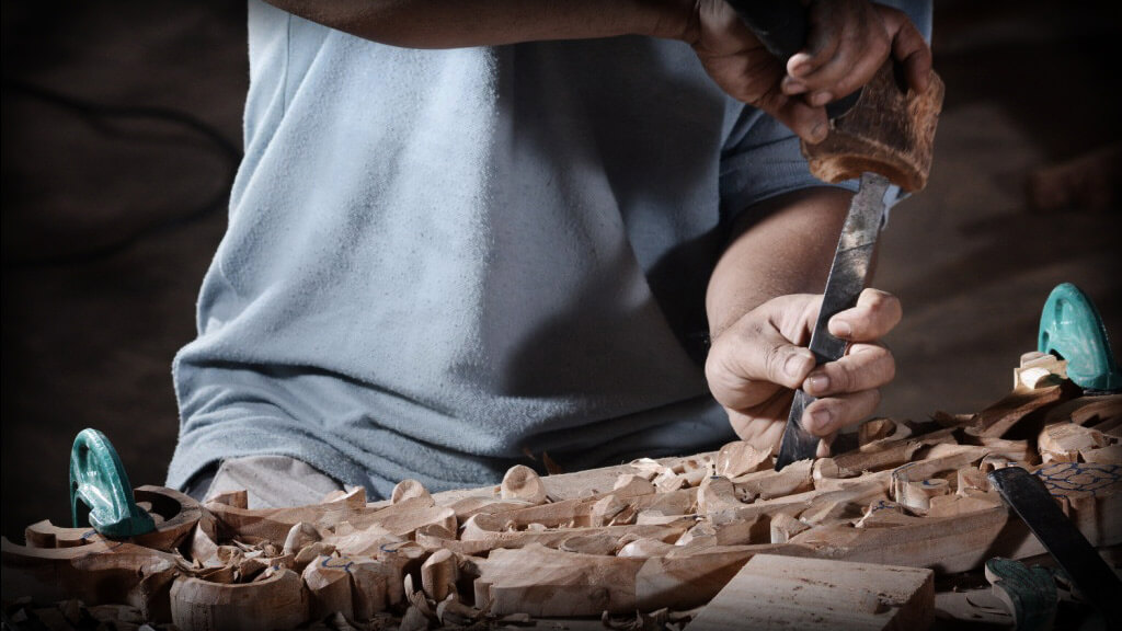 Proceso artesanal de creación de diseños de Artisans